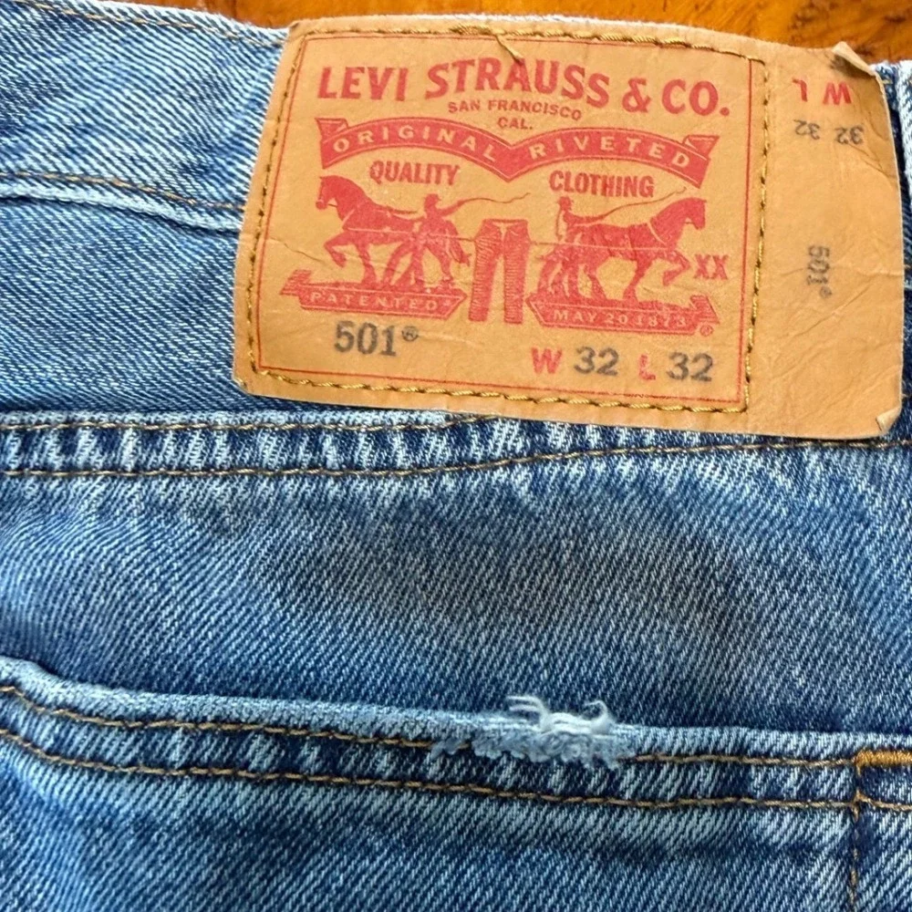 Levi's 501 Men's 32x32 Medium Wash Straight Leg Button Fly Jeans Red Tab